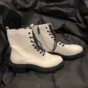 Nine West white combat boots - size 7.5